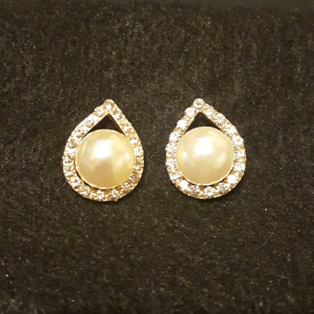 2 for $15!! 🛍💰 Stud earrings